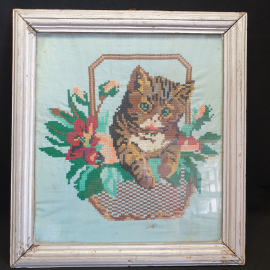 Картина "Котёнок в корзине" вышитая крестиком, рама с дефектами. Размер 49 х 44 см. СССР